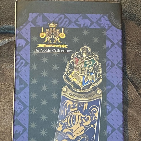 NIB Harry Potter Hogwarts Crest Bookmark from The Noble Collection - Picture 5 of 8